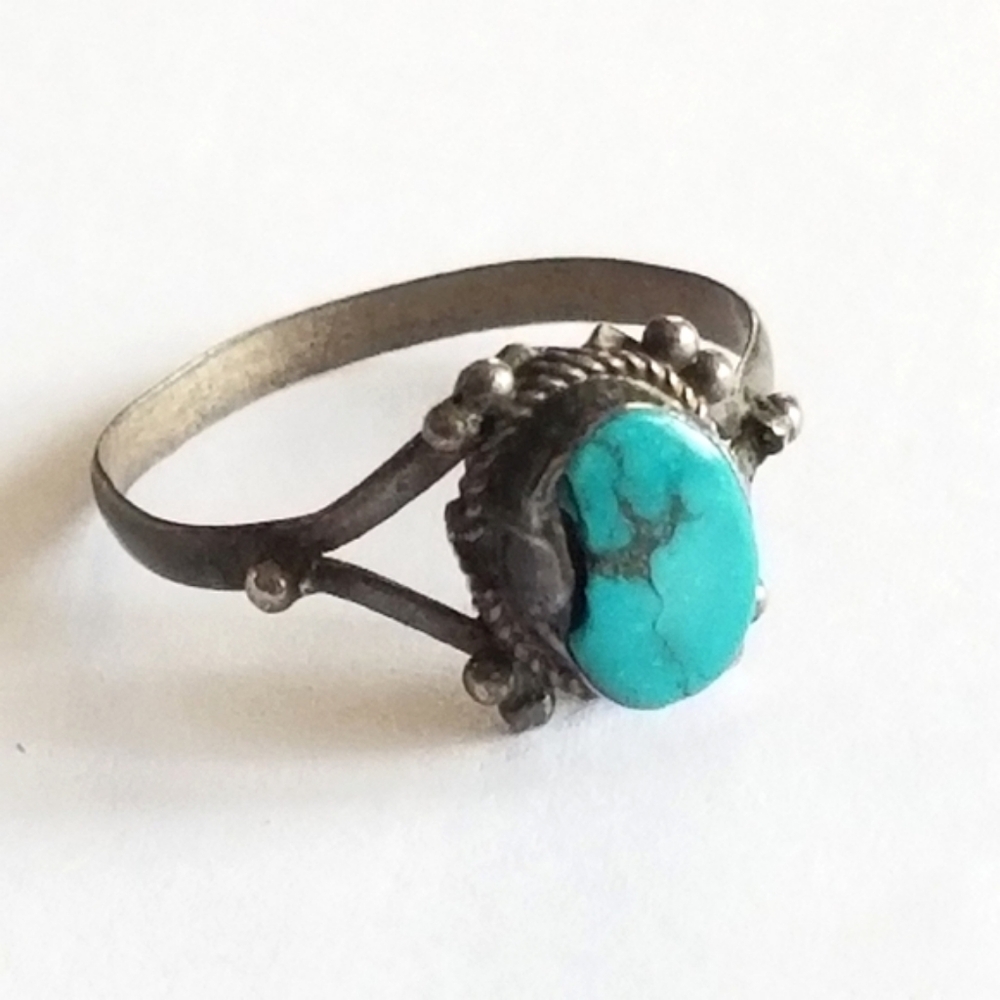 Vintage ring petit point dainty ring silver tone turquoise color cabochon 6
